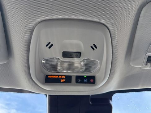 Used 2025 Chevrolet Trax LT w/ LT Convenience Package FWD image 18