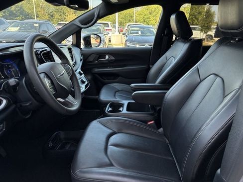 Used 2025 Chrysler Pacifica Select FWD image 13
