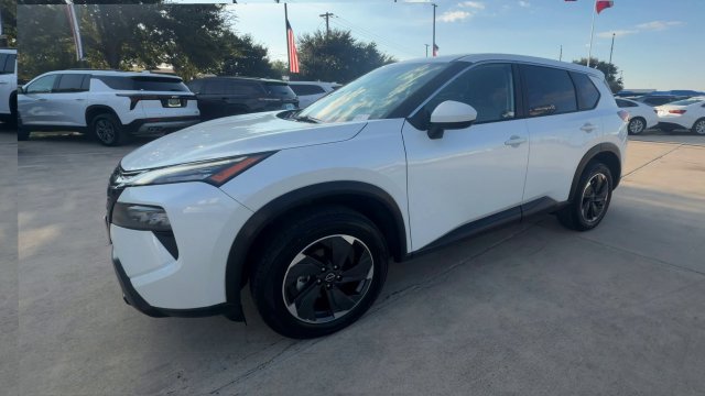 Used 2025 Nissan Rogue SV FWD image 4