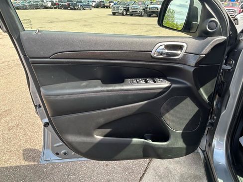 Used 2018 Jeep Grand Cherokee Laredo AWD/4WD image 14