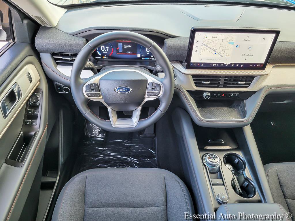 Used 2025 Ford Explorer Active AWD/4WD image 14