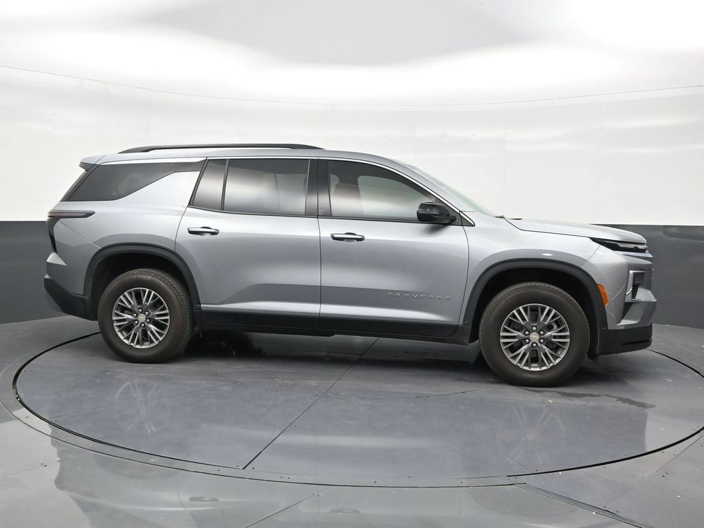 Used 2026 Chevrolet Traverse LT FWD image 6