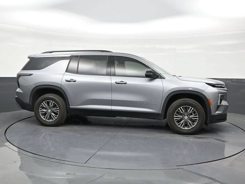 Used 2026 Chevrolet Traverse LT FWD image 6