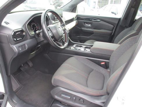 Certified 2025 Honda Pilot Sport image 10