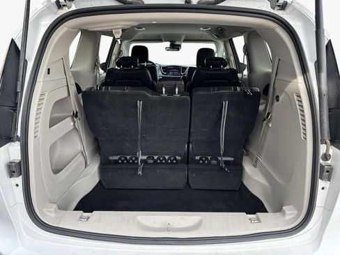 Used 2024 Chrysler Pacifica Touring-L image 32