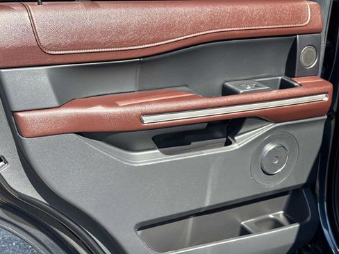 Used 2023 Ford Expedition Limited image 11