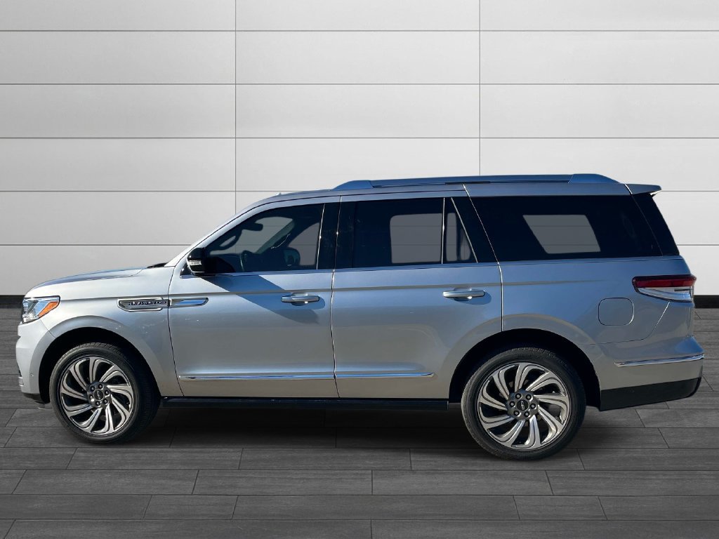 Used 2024 Lincoln Navigator Reserve AWD/4WD image 2