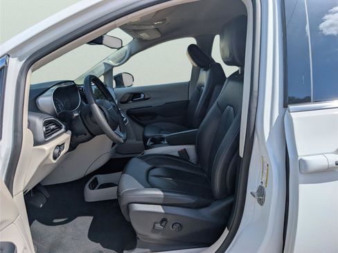 Used 2024 Chrysler Pacifica Touring-L FWD image 12