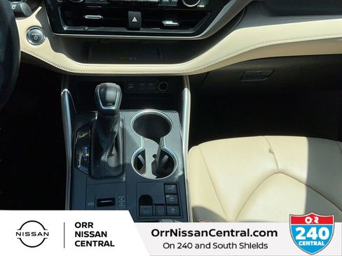 Used 2023 Toyota Highlander XLE AWD/4WD image 25