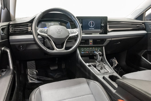 Used 2025 Volkswagen Jetta SE FWD image 7