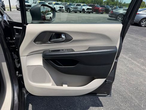 Used 2021 Chrysler Pacifica Touring-L FWD image 22