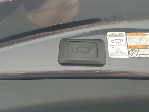 Used 2018 Toyota RAV4 XLE AWD/4WD image 7