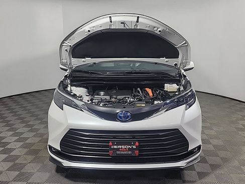 Used 2025 Toyota Sienna XLE w/ XLE Plus Package image 15