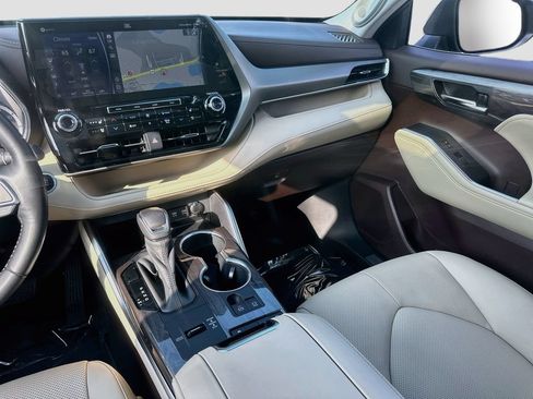Used 2020 Toyota Highlander Limited FWD image 25