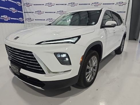 Used 2025 Buick Enclave Preferred image 3