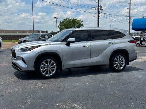 Used 2023 Toyota Highlander Limited AWD/4WD image 3