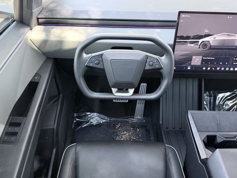 Used 2025 Tesla Cybertruck AWD Crew Cab image 57