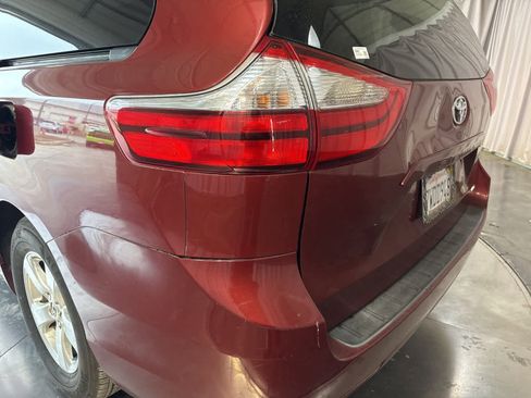 Used 2017 Toyota Sienna LE image 11