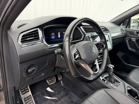Used 2022 Volkswagen Tiguan SE R-Line image 16