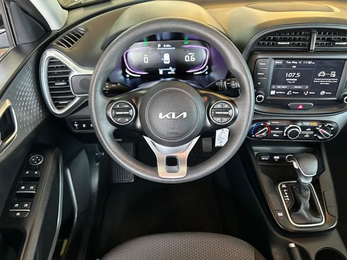 Used 2025 Kia Soul LX w/ LX Technology Package FWD image 15