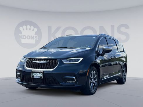 Used 2024 Chrysler Pacifica Pinnacle FWD image 1
