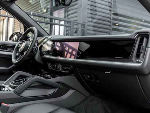 Certified 2025 Porsche Cayenne image 40