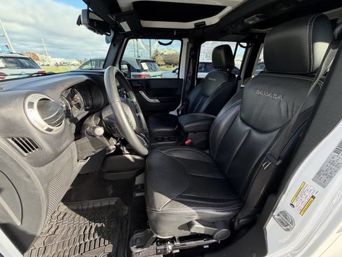 Used 2017 Jeep Wrangler Unlimited Sahara w/ Connectivity Group image 8