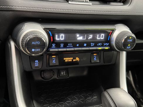 Used 2019 Toyota RAV4 XLE w/ Convenience Package FWD image 22