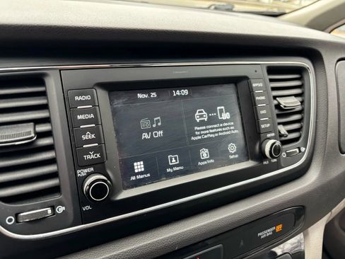 Used 2017 Kia Sedona LX w/ LX Essentials Premium Package image 27