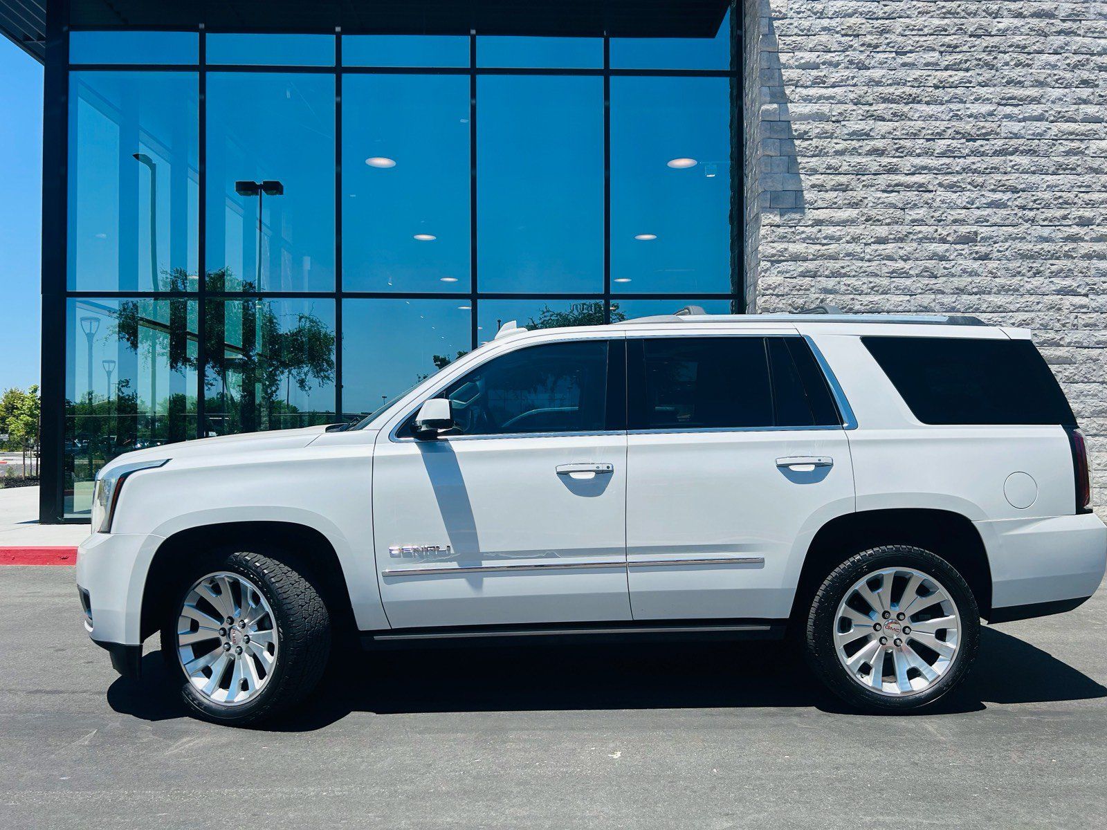 Used 2016 GMC Yukon Denali w/ Open Road Package AWD/4WD image 4
