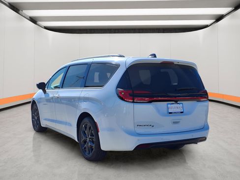 New 2026 Chrysler Pacifica Select w/ S Appearance Package image 4