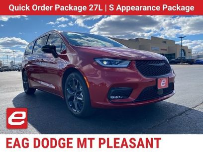 New 2026 Chrysler Pacifica Select w/ S Appearance Package