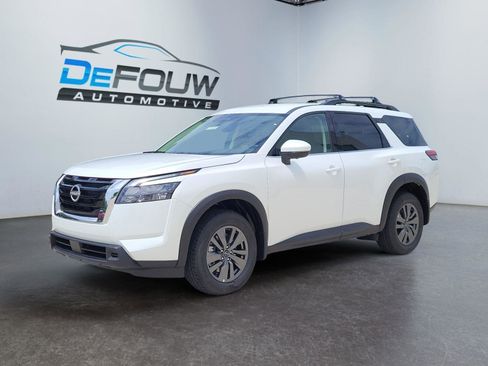 Used 2025 Nissan Pathfinder SV w/ Cargo Package image 7