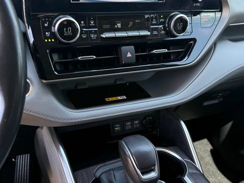 Used 2023 Toyota Highlander Limited FWD image 21