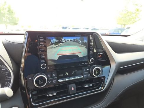 Used 2021 Toyota Highlander XLE AWD/4WD image 40