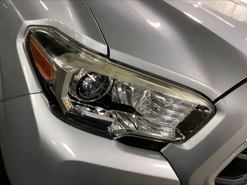 Used 2017 Toyota Tacoma SR5 AWD/4WD image 26