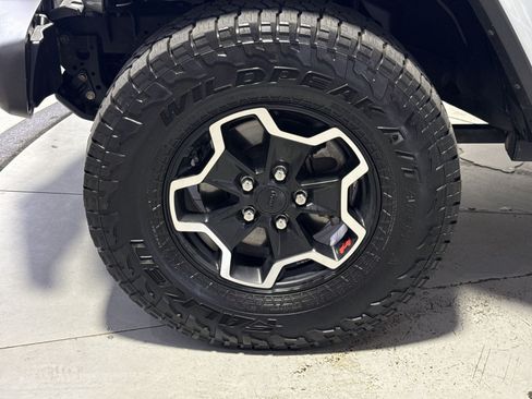Used 2023 Jeep Gladiator Rubicon w/ Cold Weather Group AWD/4WD image 18