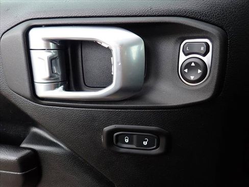 Used 2021 Jeep Wrangler Rubicon w/ Cold Weather Group AWD/4WD image 13