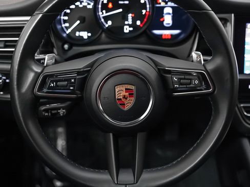 Certified 2024 Porsche Macan image 17