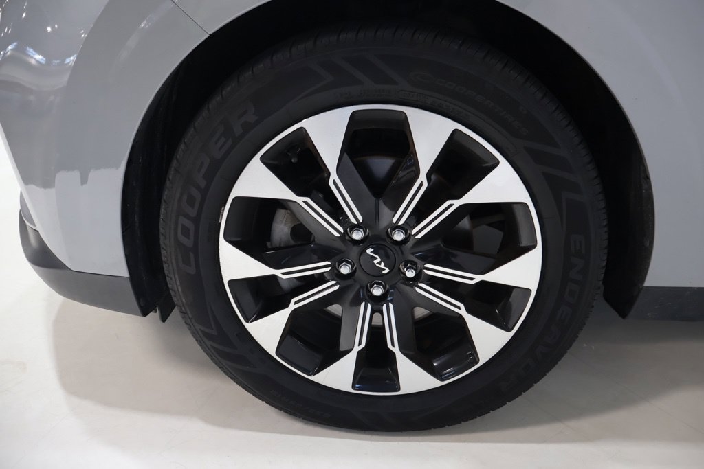 Used 2023 Kia Carnival EX FWD image 12