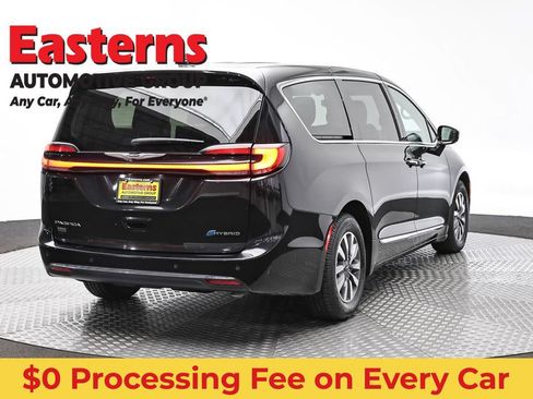 Used 2023 Chrysler Pacifica Limited FWD image 5