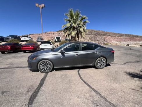 Used 2025 Nissan Altima 2.5 SV w/ SV Premium Package FWD image 2