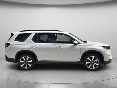 Used 2023 Honda Pilot Touring image 3