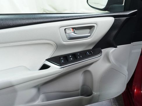 Used 2017 Toyota Camry XLE w/ Moonroof Package image 21