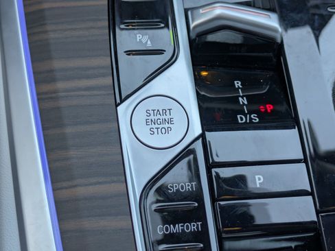 Used 2025 BMW X5 sDrive40i w/ Premium Package image 18