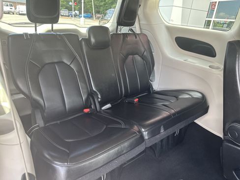 Used 2023 Chrysler Pacifica Touring-L FWD image 29