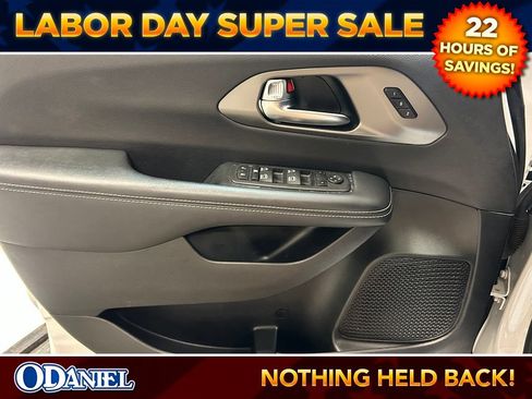 Used 2025 Chrysler Pacifica Select FWD image 4