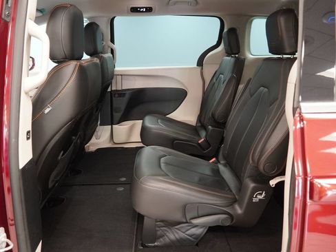 Used 2017 Chrysler Pacifica Touring-L FWD image 24