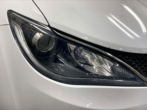 Used 2017 Chrysler Pacifica Limited image 26