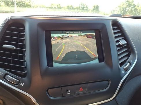 Used 2019 Jeep Cherokee Latitude Plus AWD/4WD image 14